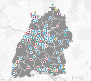 Landkarte von Baden-Württemberg mit farbigen Punkten . Farbliche Unterschiede zeigen die verschiedenen Themenschwerpunkt der Aktionen an.